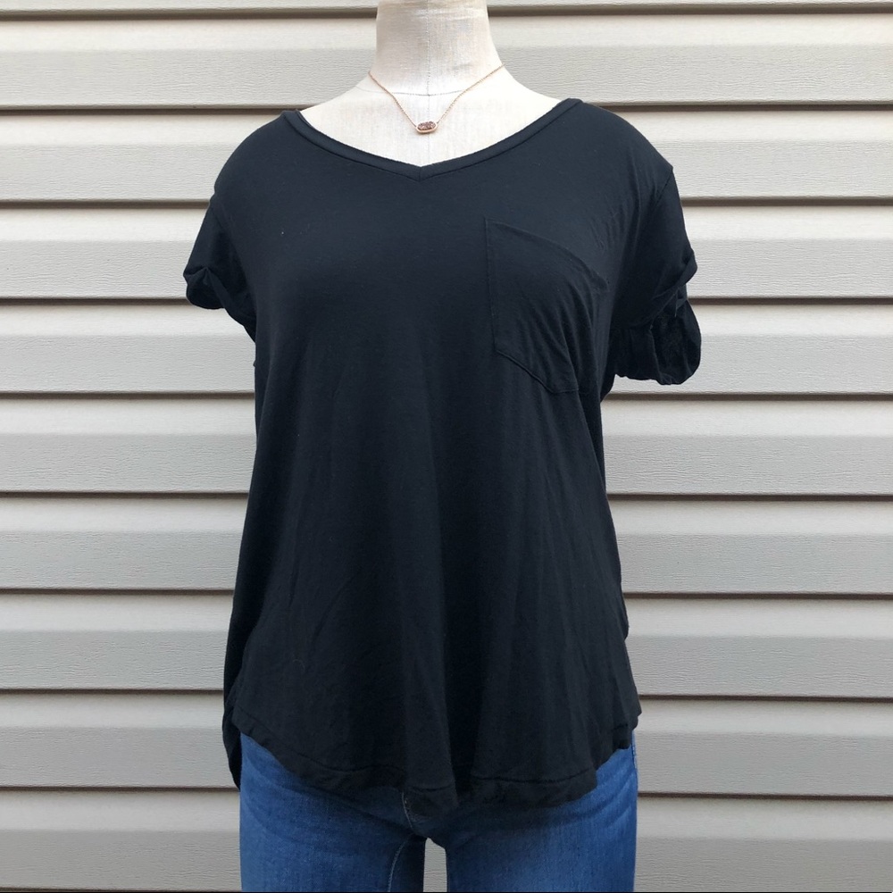 AE black v-neck t shirt